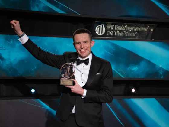 stephen nolan accepting award while wearing a tuxedo